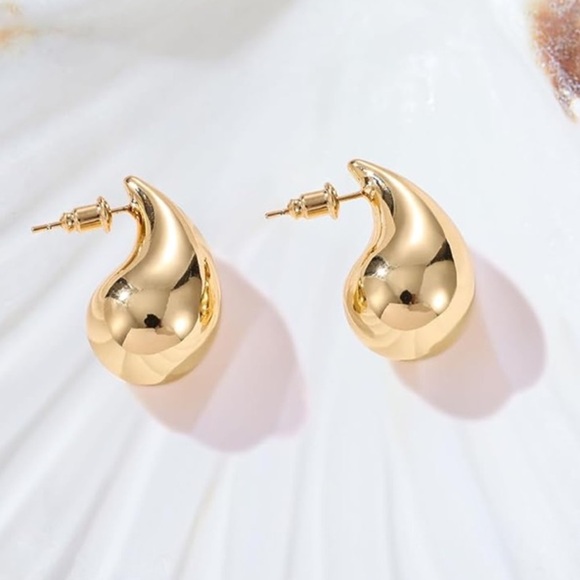 Elegant Gold Tone Teardrop Earrings - Picture 1 of 10